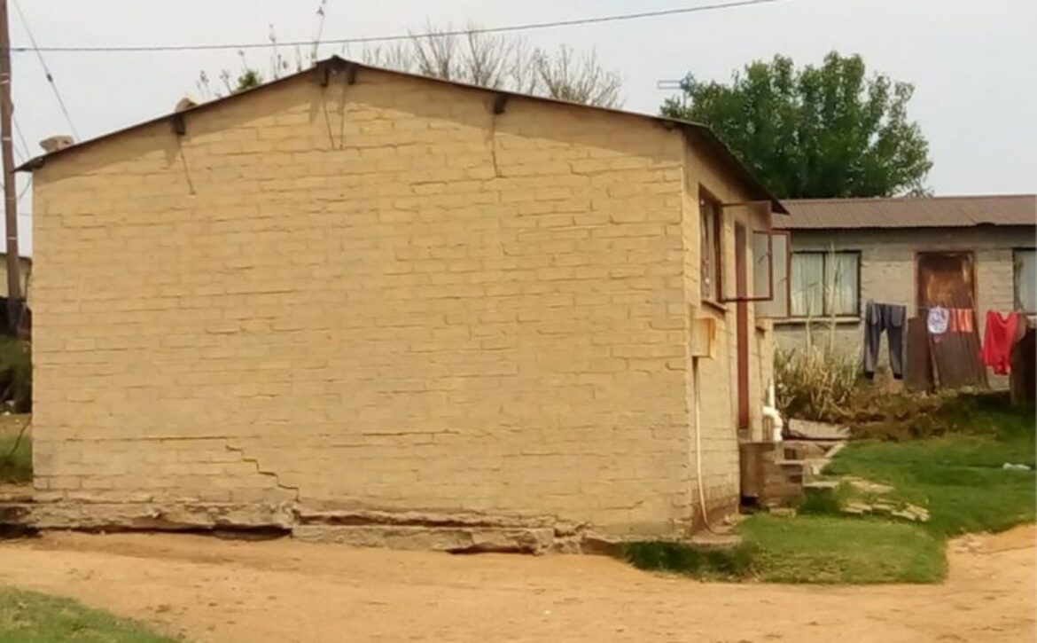 RDP-house-cracked-by-mine-blasts-Vosman-eMalahlenie-768×511